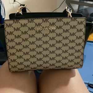 Micheal kors crossbody